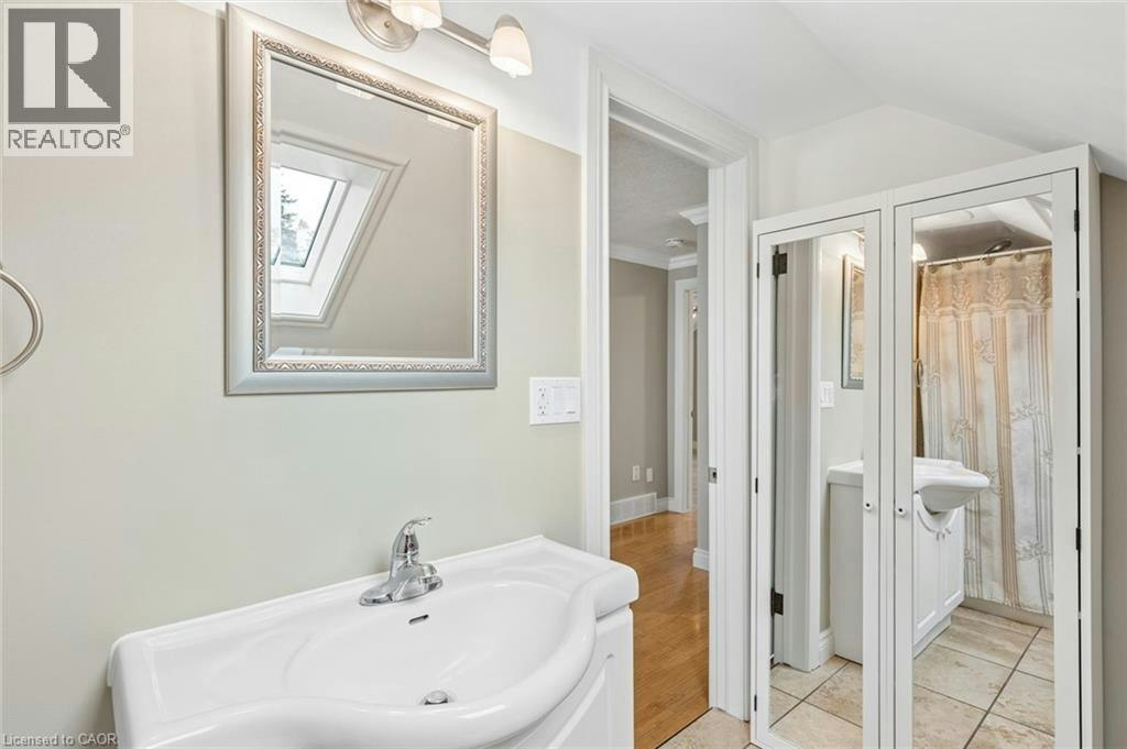 Upper-16 Devitt Avenue S, Waterloo, ON, N2J 1Y5 - 21