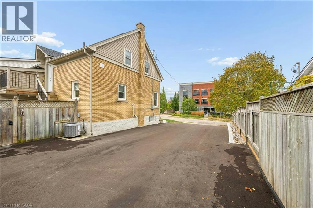 Upper-16 Devitt Avenue S, Waterloo, ON, N2J 1Y5 - 4