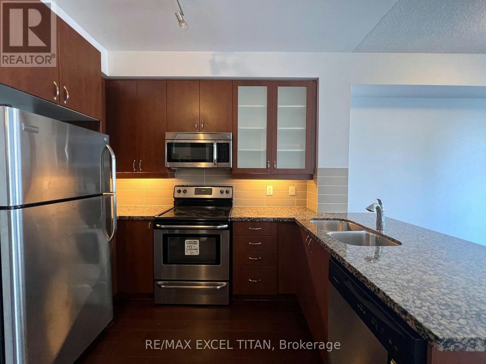 607-111 Upper Duke Crescent, Markham, ON, L6G 0C8 - 3