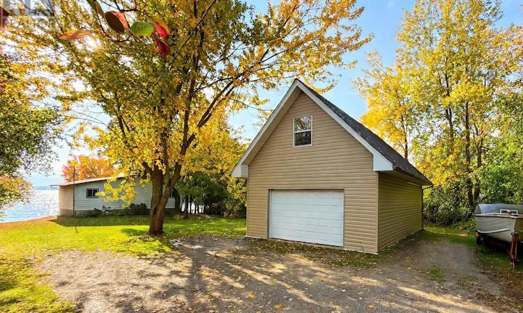 18 Lakeview Boulevard