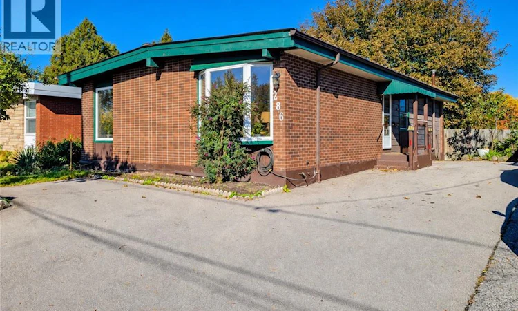 286 Mohawk Road W
