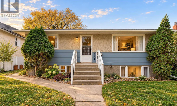 842 Grandview Street W