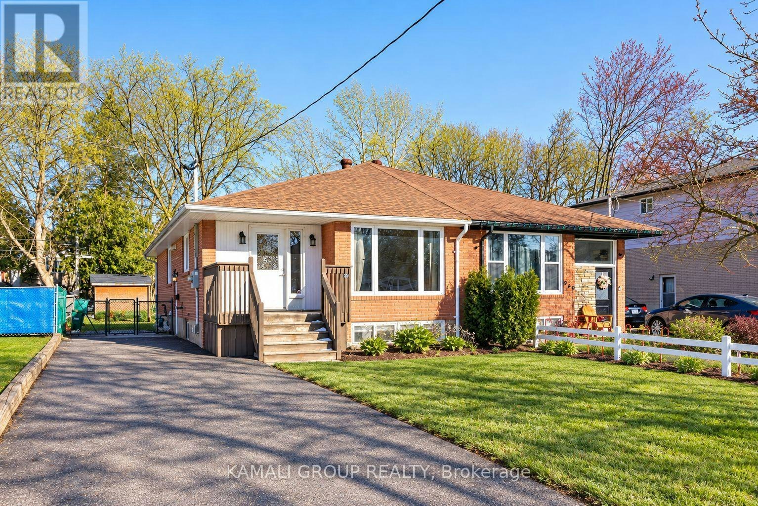 MAIN-262 Penn Avenue, Newmarket, ON, L3Y 2S6 - 2