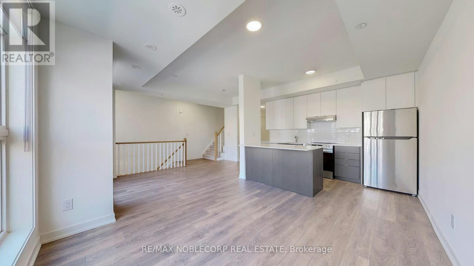 205-145 Canon Jackson Drive, Toronto, ON, M6M 2G1 - 5