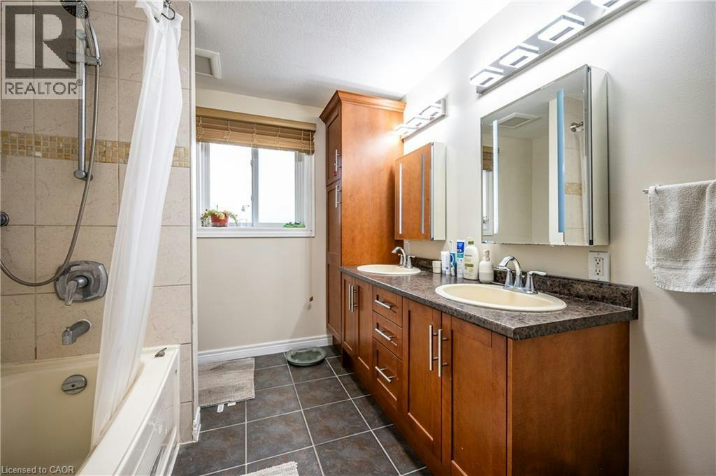 Upper-214 Misty Court, Kitchener, ON, N2B 3V4 - 9