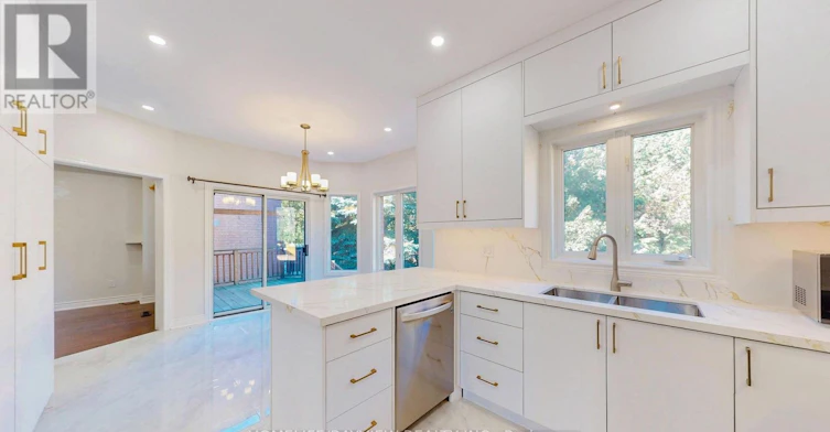 861 Surin Court, Newmarket, ON, L3Y 8R3 - 9