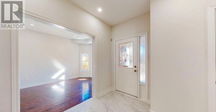 861 Surin Court, Newmarket, ON, L3Y 8R3 - 3