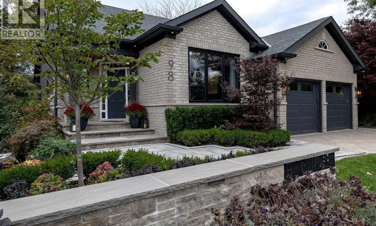 98 Moore Crescent