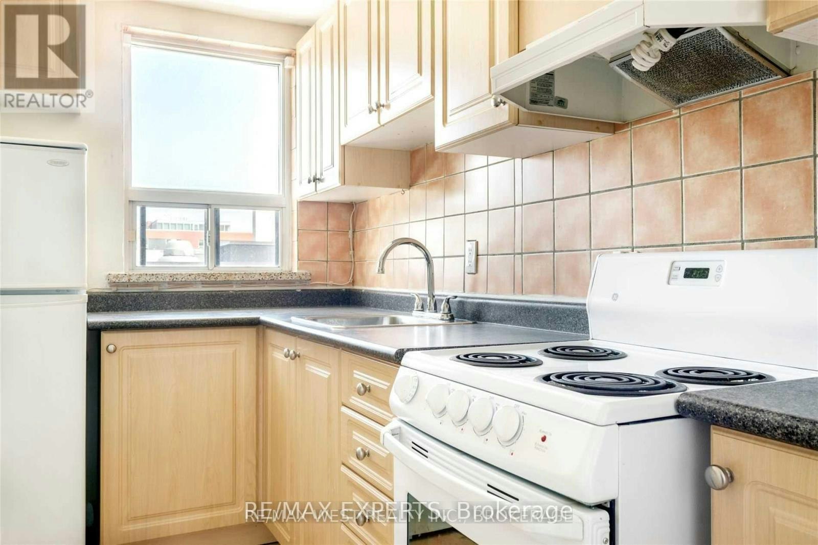 301 3261a Lake Shore Boulevard, Toronto, ON, M8V 1M2 - 3