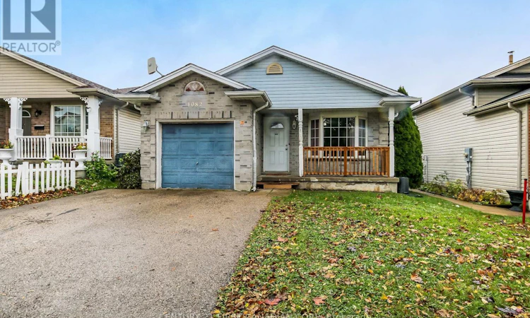1082 Farnsborough Crescent