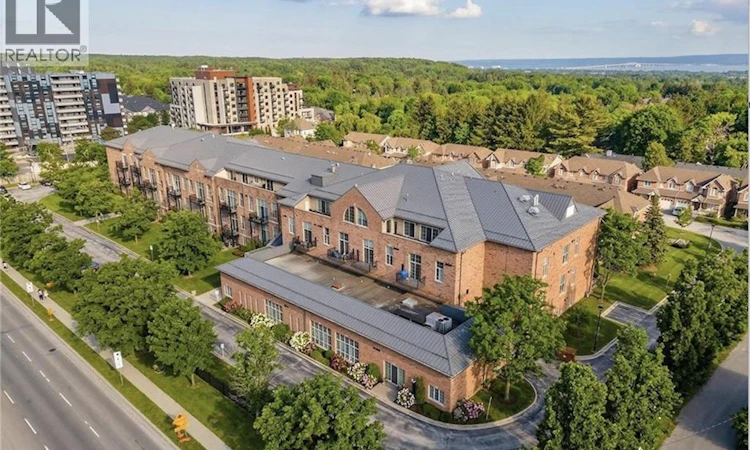 322-262 Dundas Street E