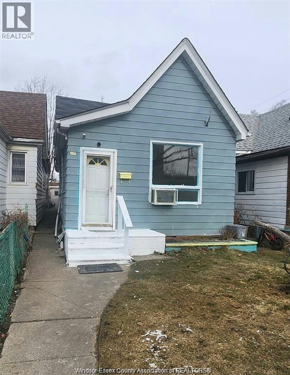 754 Tuscarora, Windsor, ON, N9A 3M6