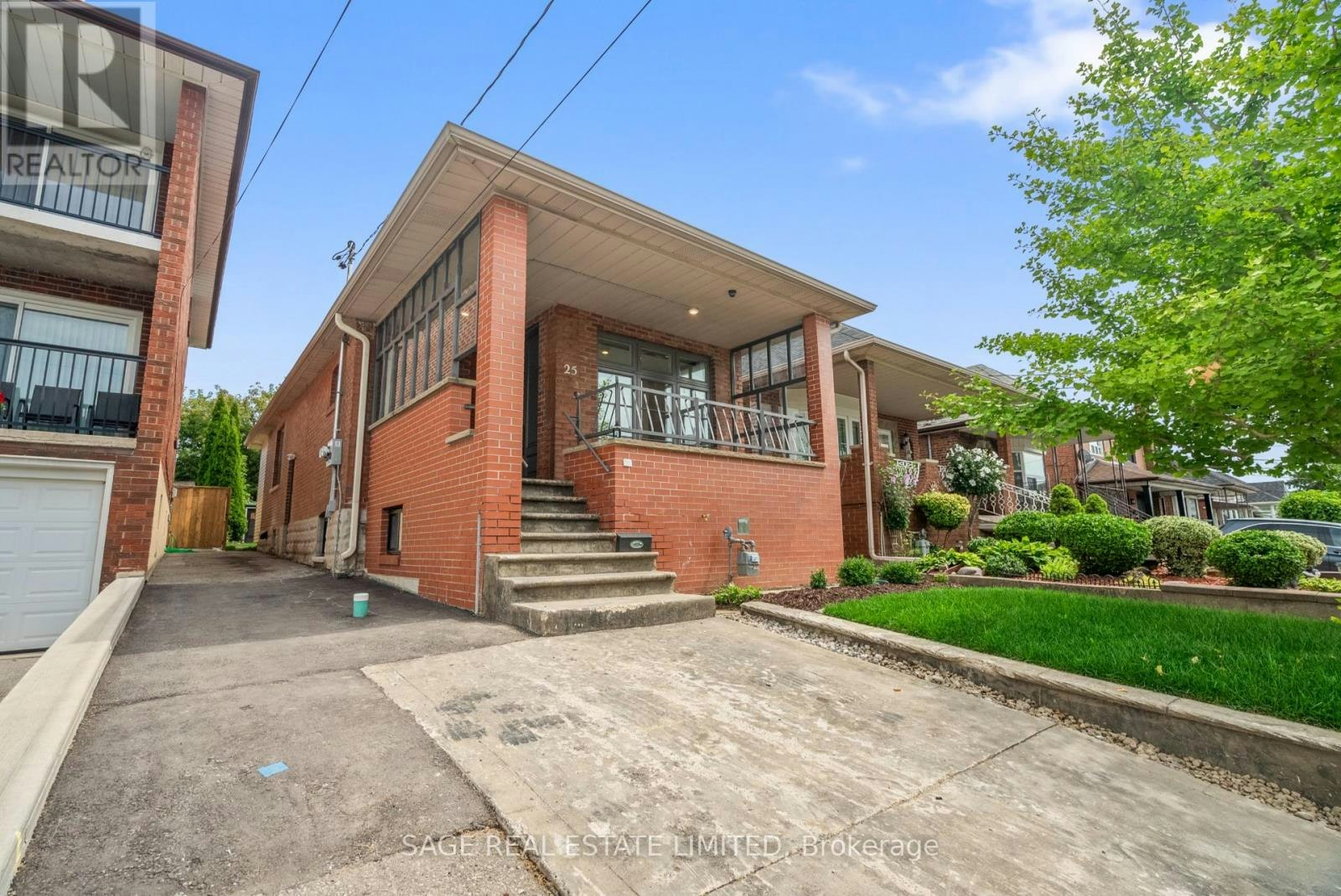 25 Chamberlain Avenue, Toronto, ON, M6E 4J7