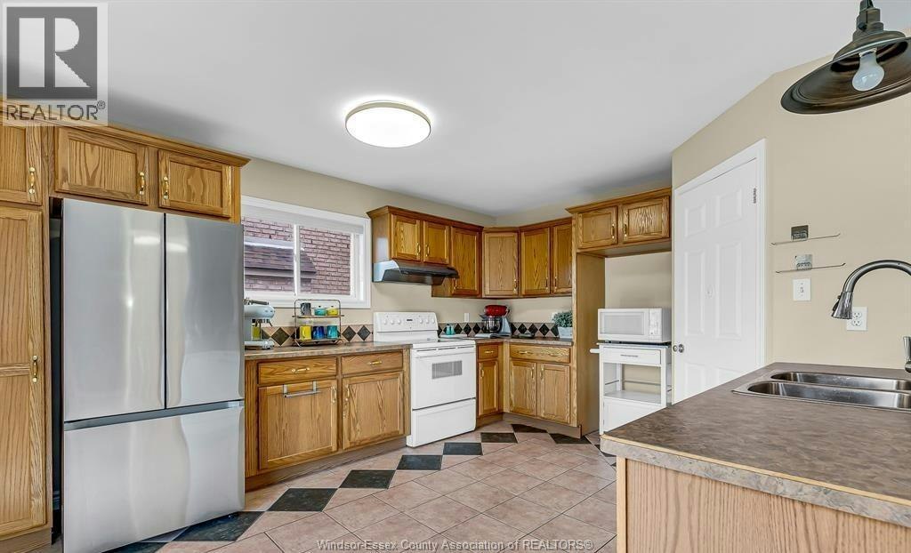 898 Hacienda Court, Windsor, ON, N9G 2T1 - 12