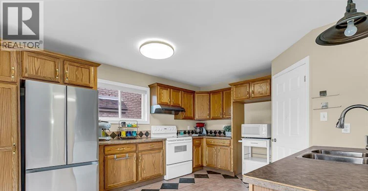898 Hacienda Court, Windsor, ON, N9G 2T1 - 12