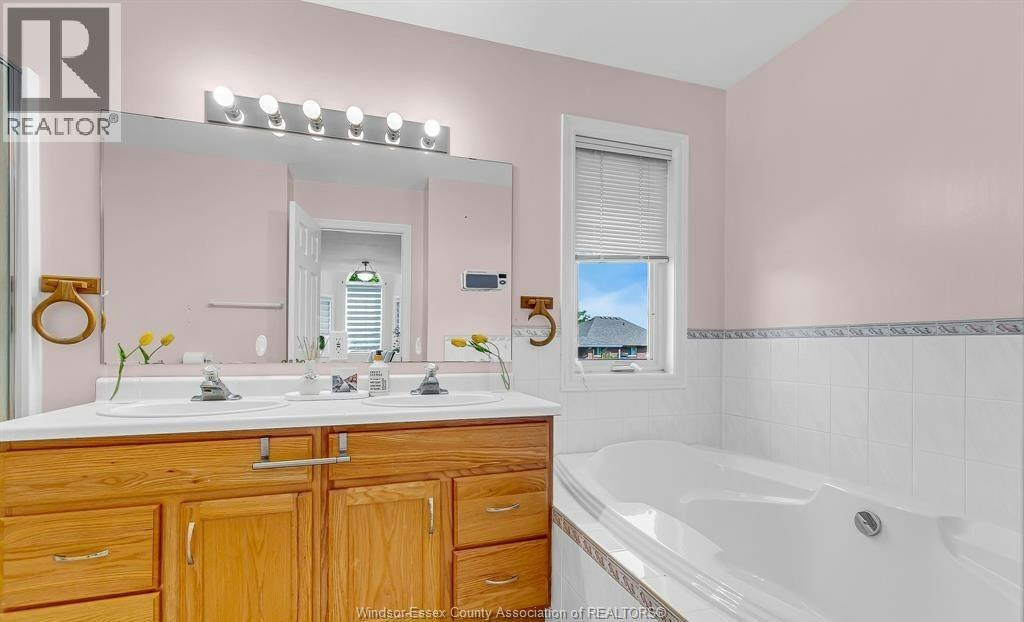 898 Hacienda Court, Windsor, ON, N9G 2T1 - 19