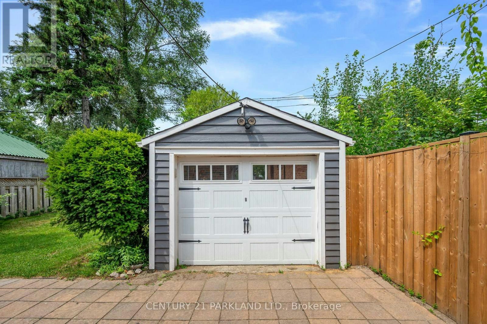6 Roblin Avenue, Toronto, ON, M4C 3P8 - 39