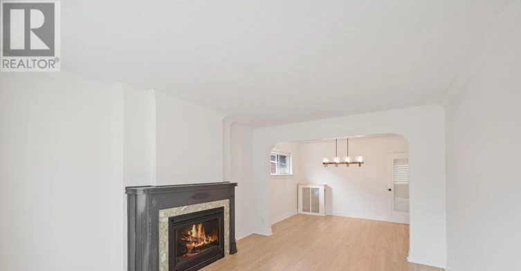 6 Roblin Avenue, Toronto, ON, M4C 3P8 - 7