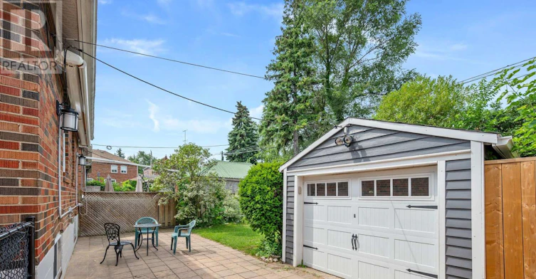 6 Roblin Avenue, Toronto, ON, M4C 3P8 - 40