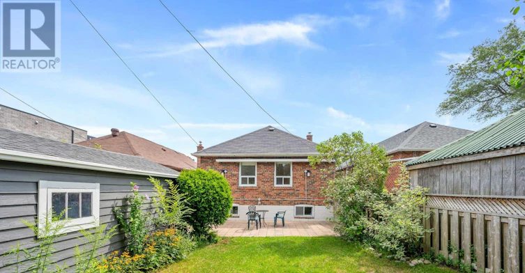 6 Roblin Avenue, Toronto, ON, M4C 3P8 - 37