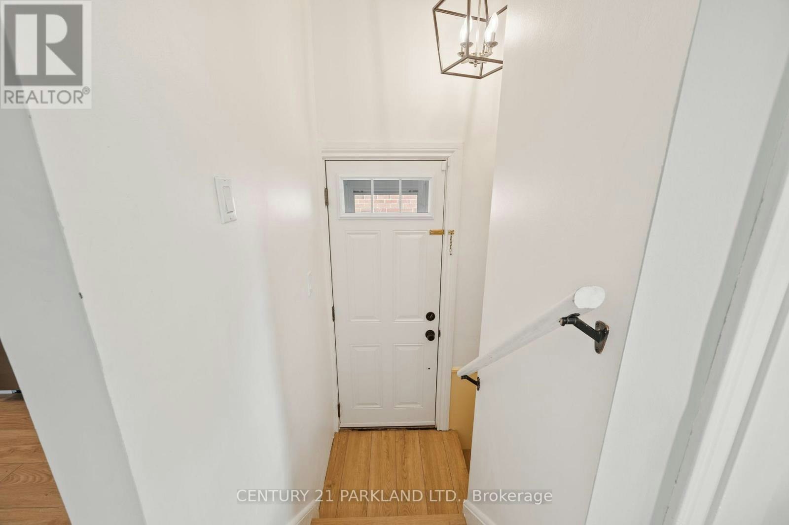 6 Roblin Avenue, Toronto, ON, M4C 3P8 - 30