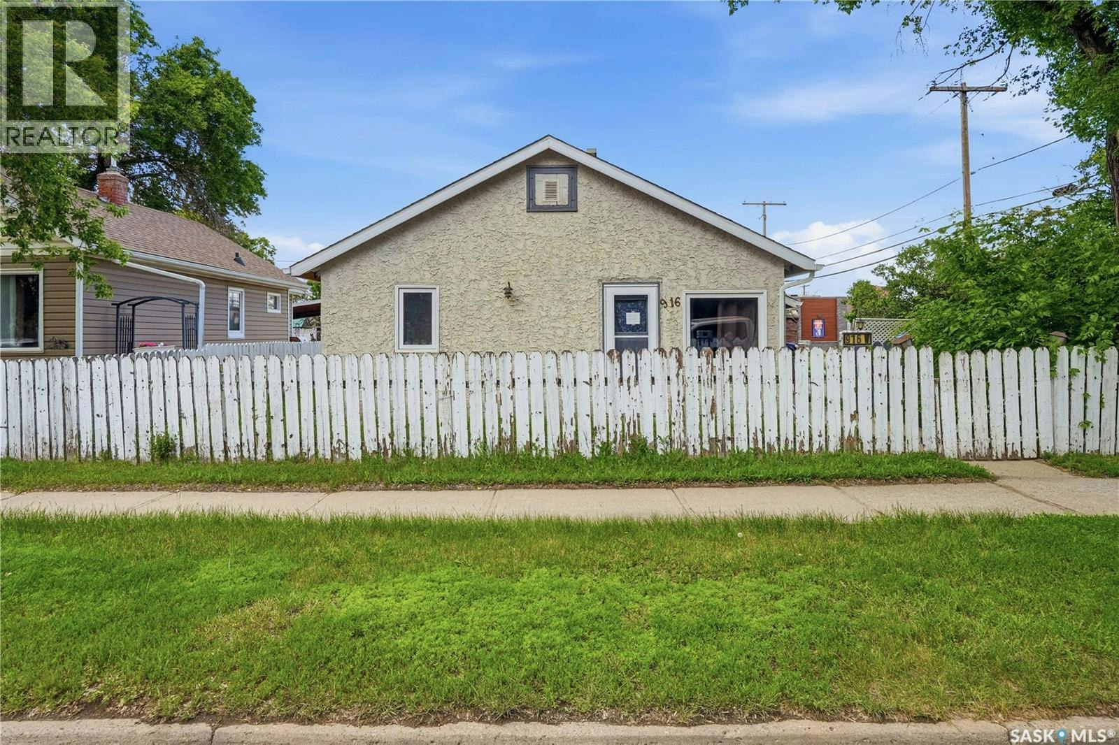916 Iroquois Street W, Moose Jaw, SK, S6H 5B6