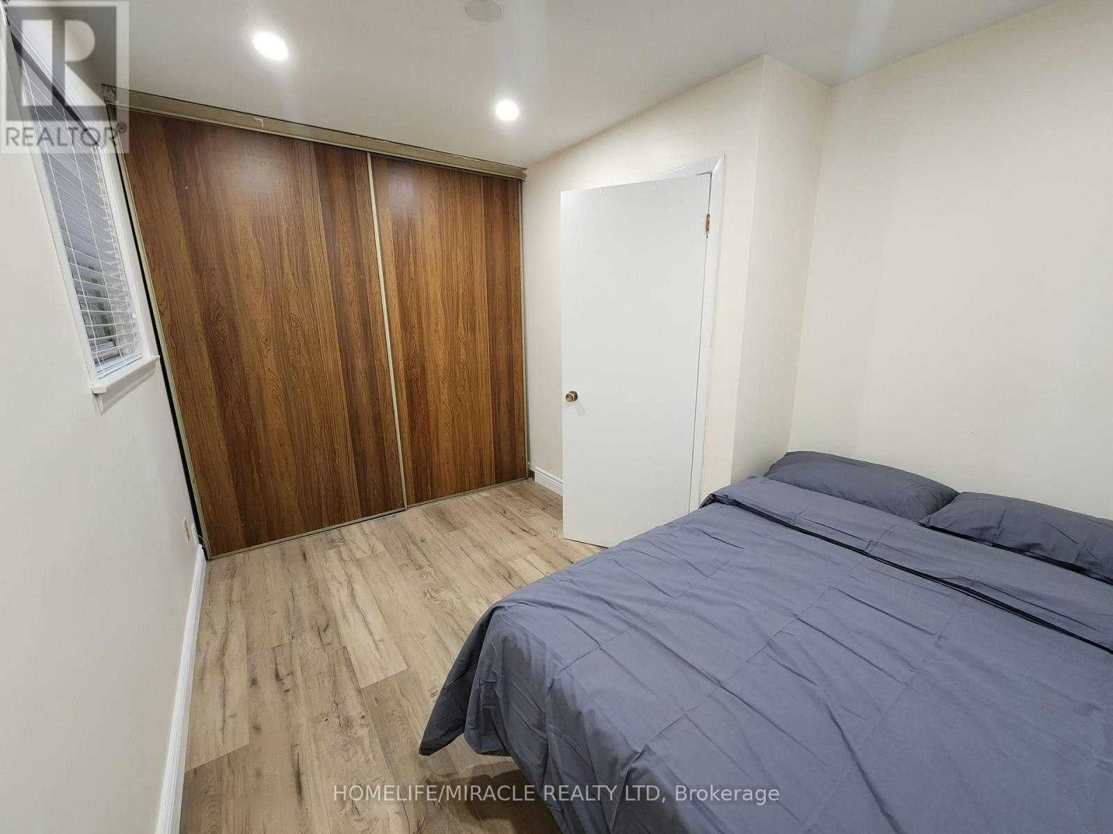 8 Tina Court, Toronto, ON, M3L 2H4 - 6