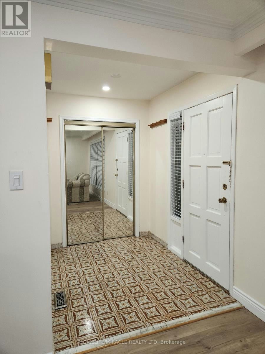 8 Tina Court, Toronto, ON, M3L 2H4 - 5