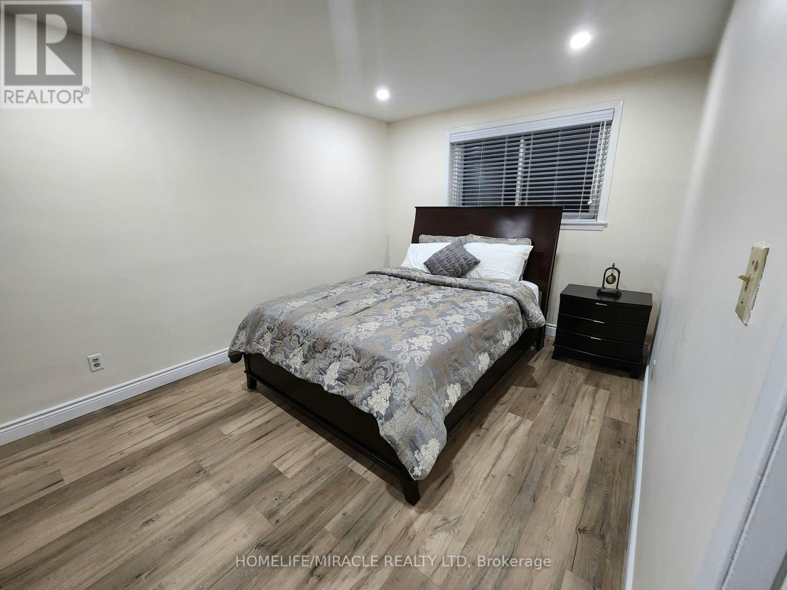 8 Tina Court, Toronto, ON, M3L 2H4 - 8