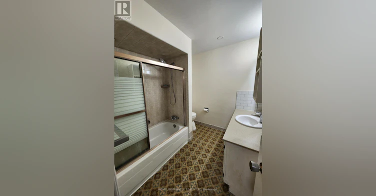 8 Tina Court, Toronto, ON, M3L 2H4 - 10