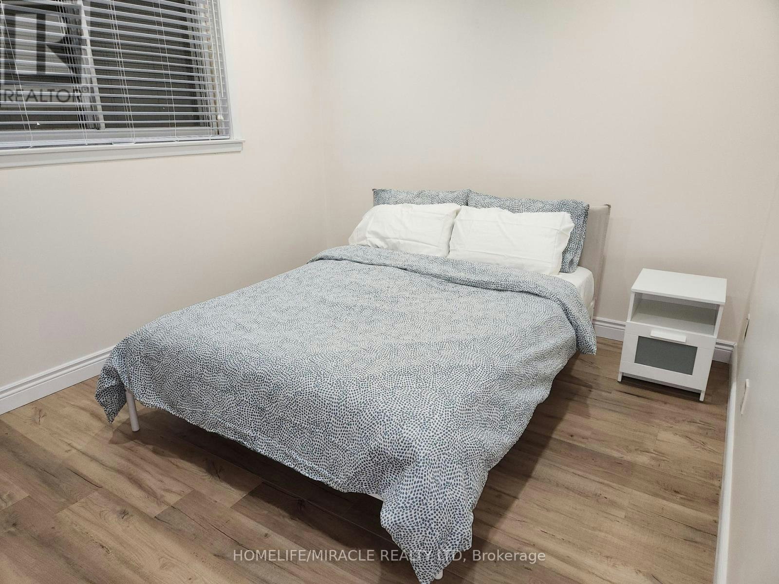 8 Tina Court, Toronto, ON, M3L 2H4 - 7