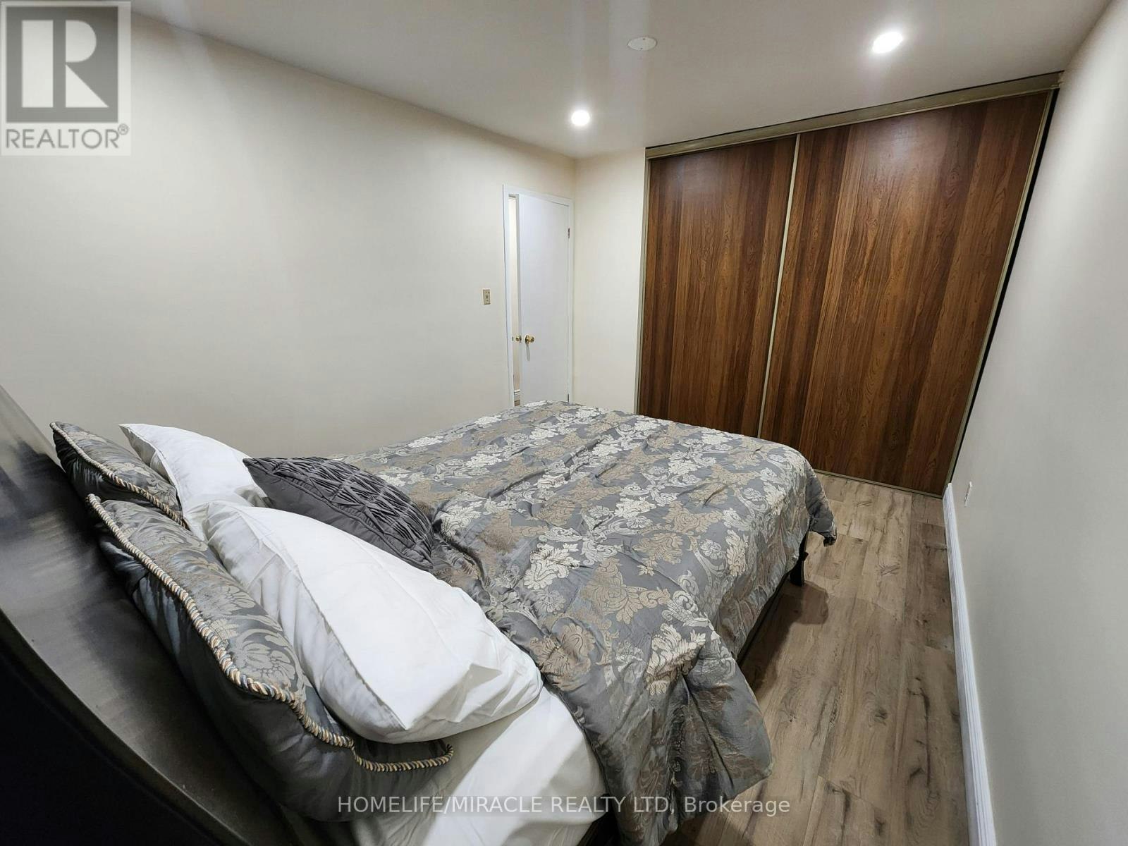 8 Tina Court, Toronto, ON, M3L 2H4 - 9