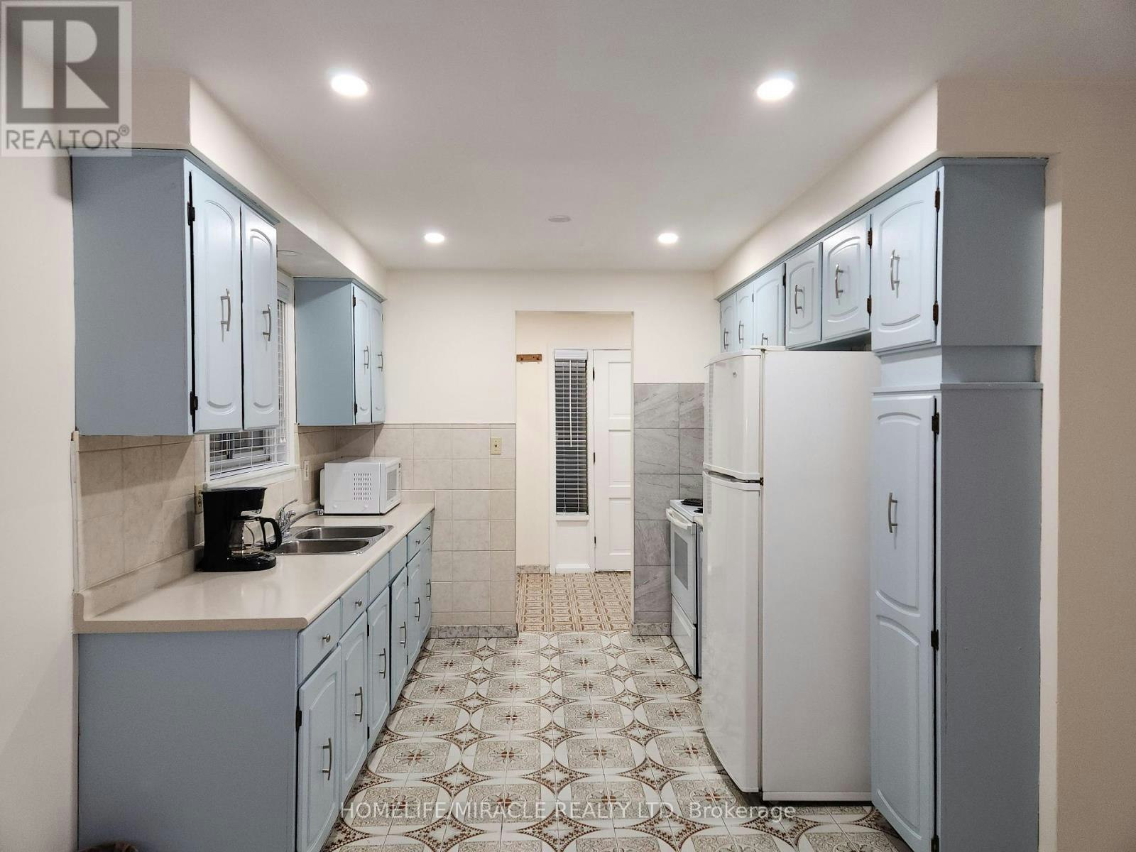 8 Tina Court, Toronto, ON, M3L 2H4 - 3