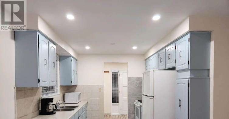 8 Tina Court, Toronto, ON, M3L 2H4 - 3