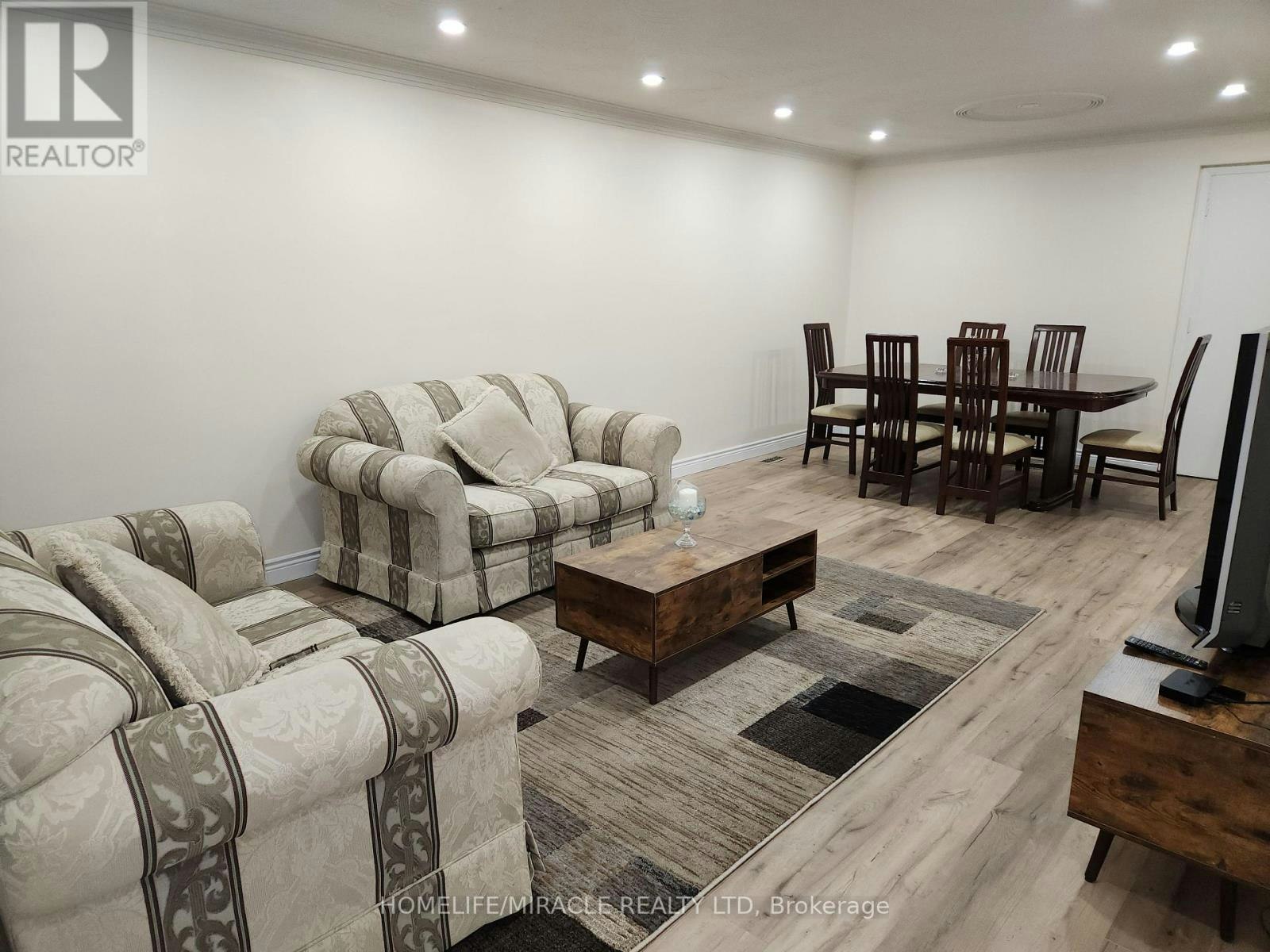8 Tina Court, Toronto, ON, M3L 2H4