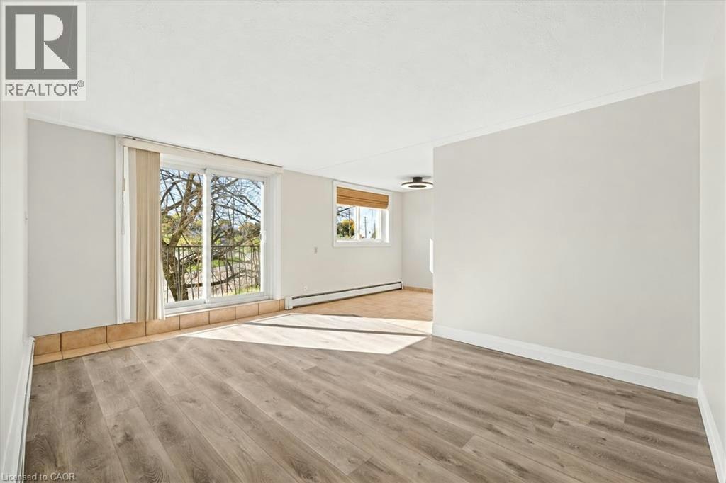 4-371 Dale Crescent, Waterloo, ON, N2J 3Y6 - 3
