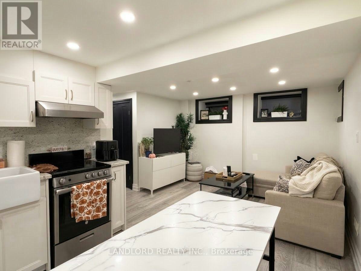 4-121 Sorauren Avenue, Toronto, ON, M6R 2E3 - 4