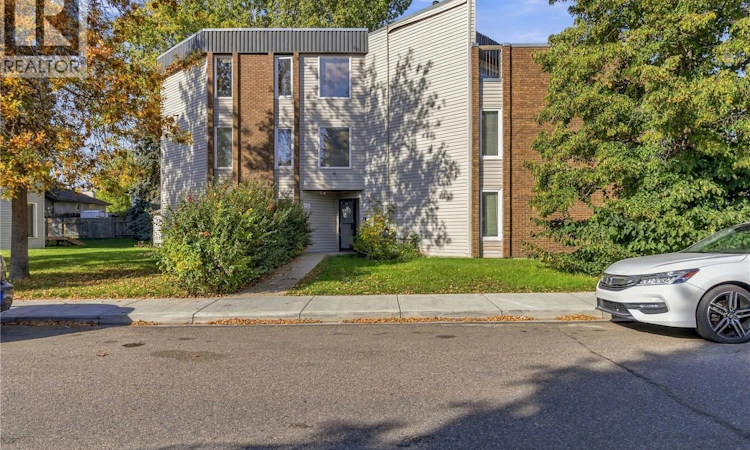 303-302 Tait Crescent