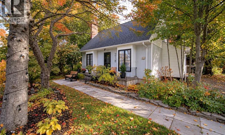 218 Colonial Heights