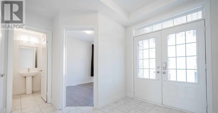 55 Charlotte Abby Drive, East Gwillimbury, ON, L9N 0T1 - 2