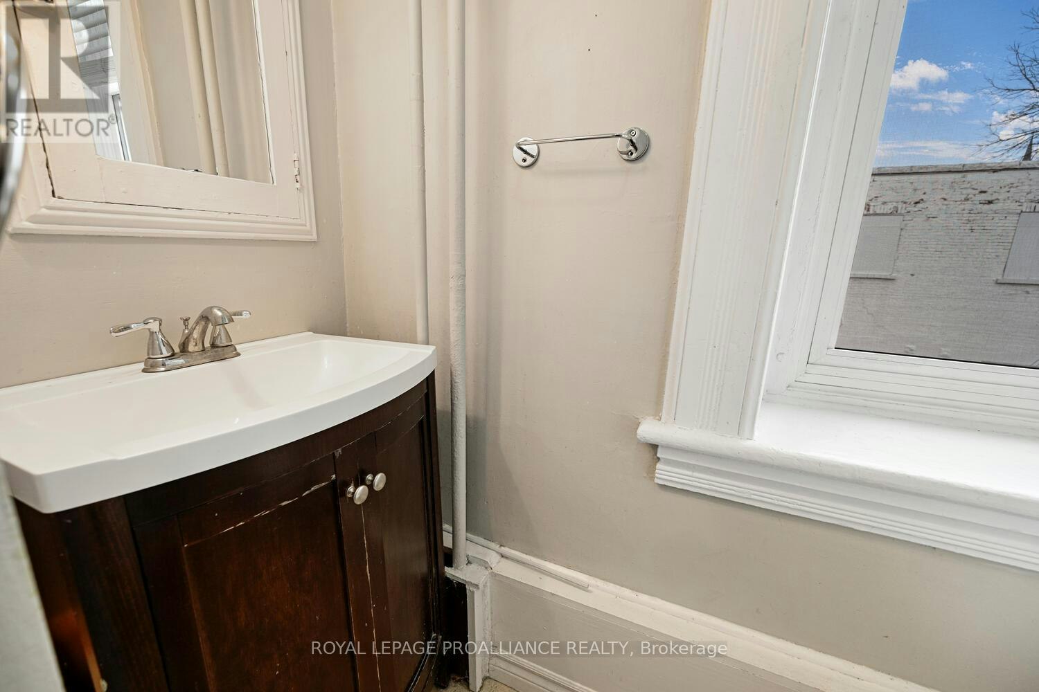 1 - 1-42 King Street E, Brockville, ON, K6V 1B1 - 12