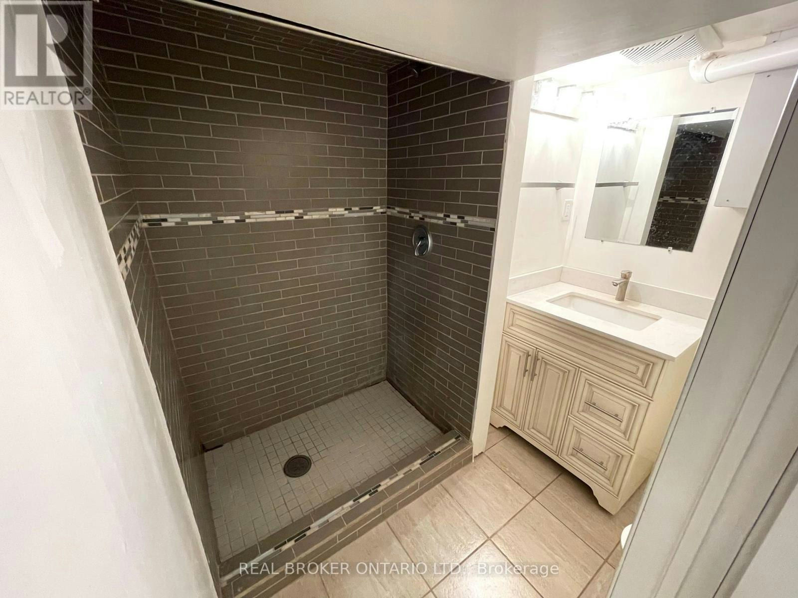 BSMT-77 Wellington Street E, Barrie, ON, L4M 2C3 - 14
