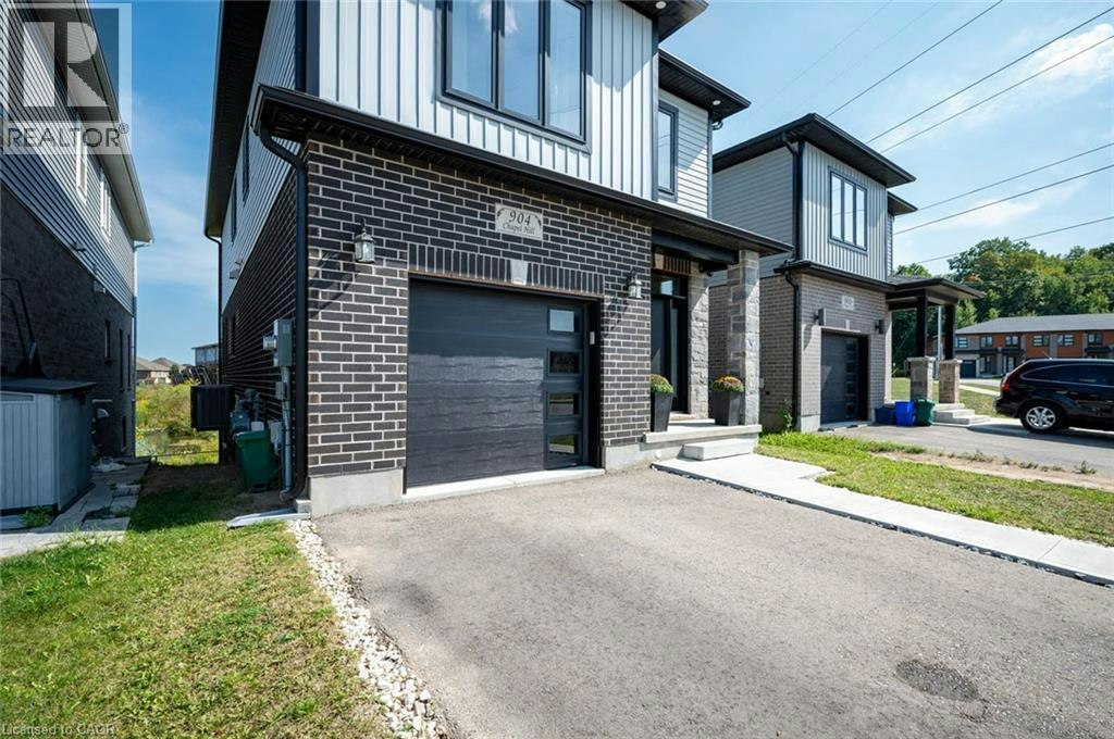 904 Chapel Hill Court, Kitchener, ON, N2R 0P4