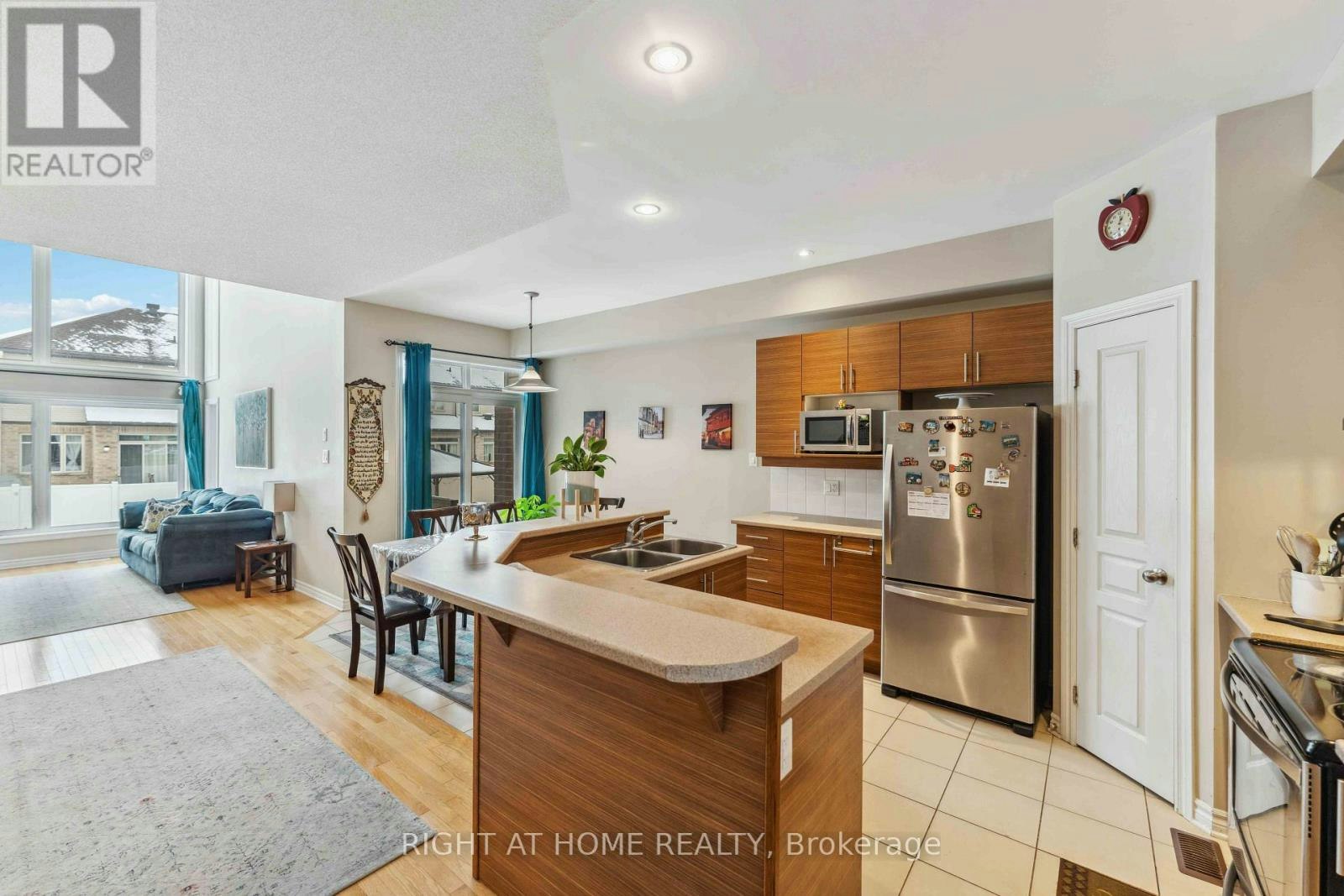 300 Cooks Mill Crescent, Ottawa, ON, K1V 2N3 - 5