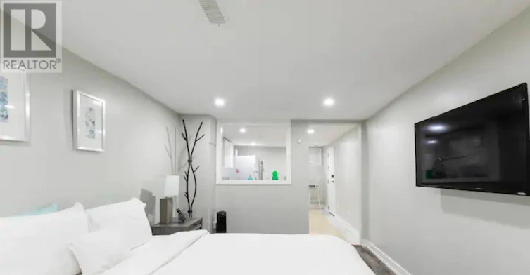 BSMT-112 Springhurst Avenue, Toronto, ON, M6K 1C1 - 2