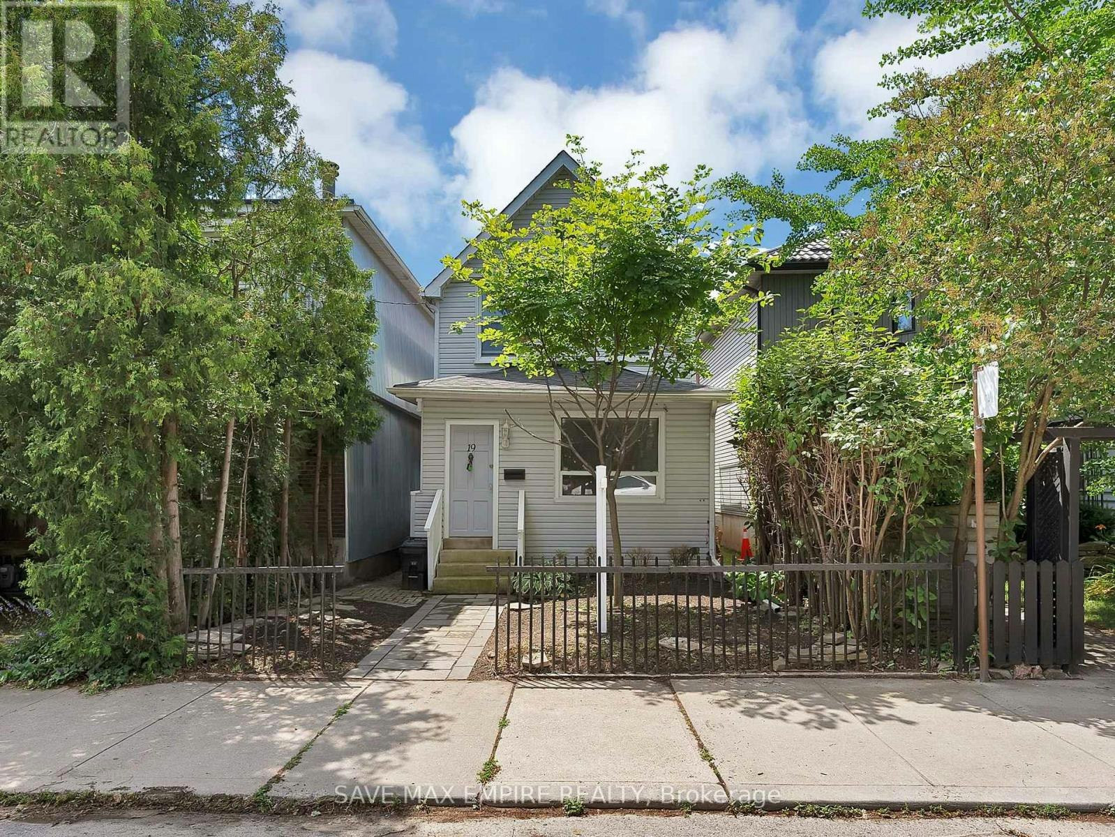 19 Minto Street, Toronto, ON, M4L 1B5