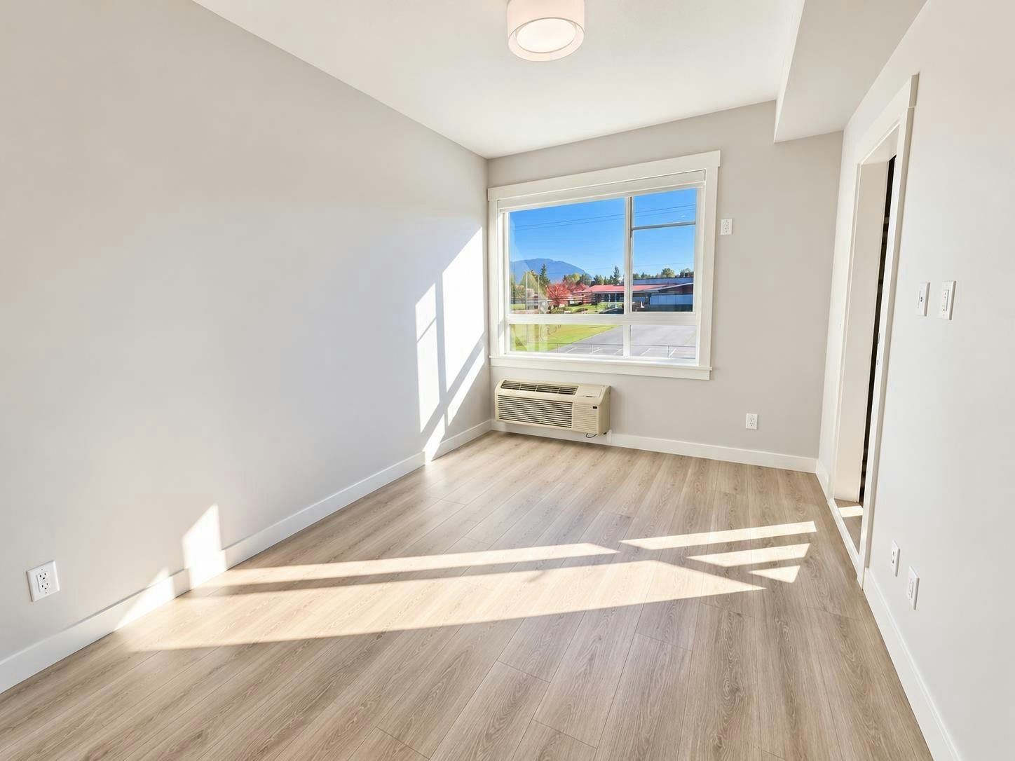 202-8423 Cedar Street - 5