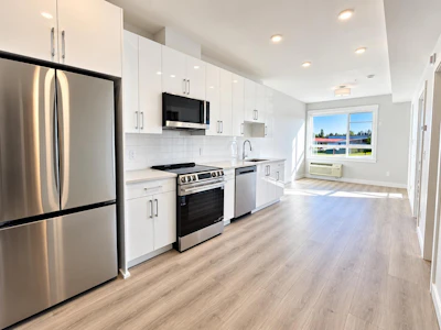 202-8423 Cedar Street - 3