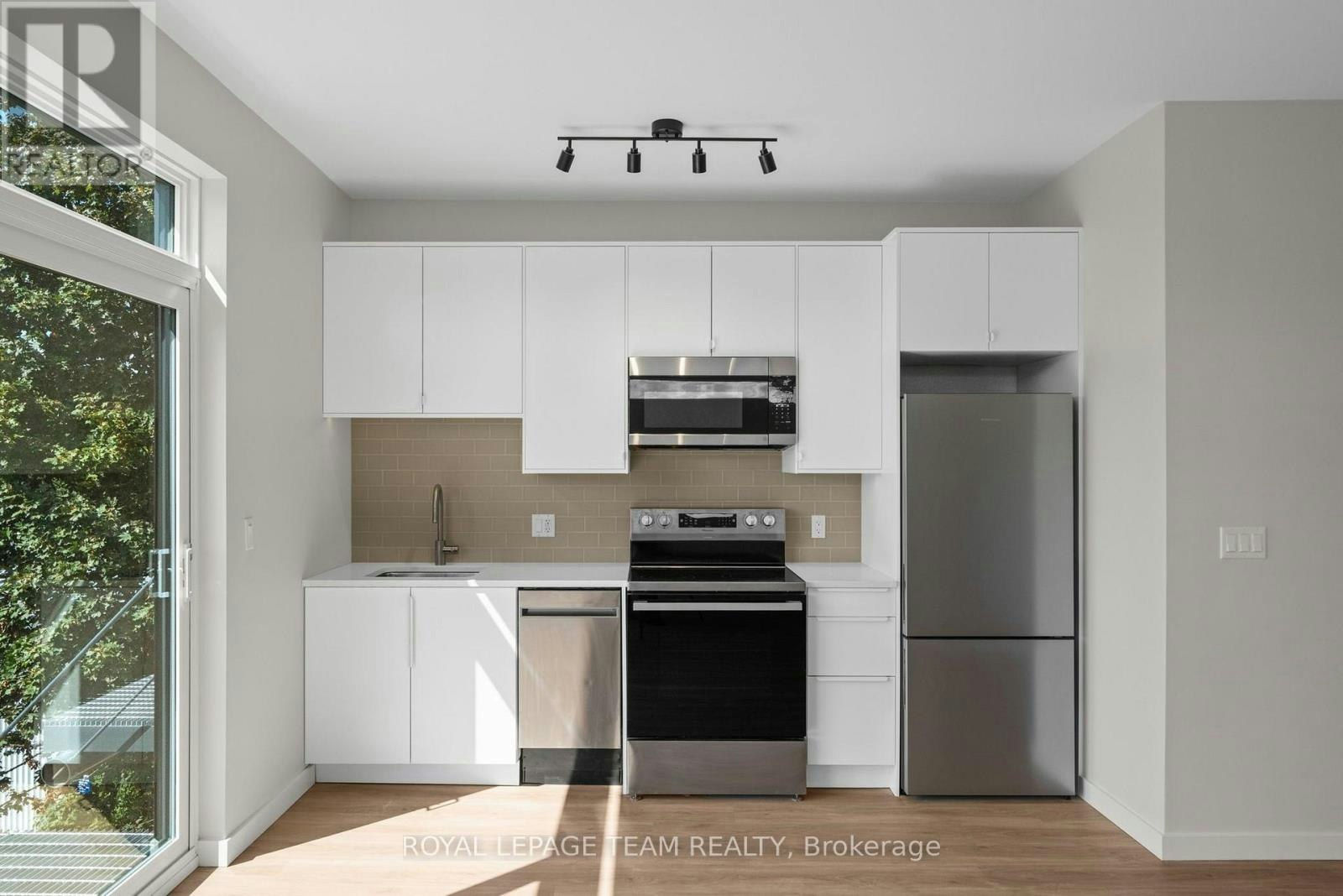 202-370 Athlone Avenue, Ottawa, ON, K1Z 5M4 - 9