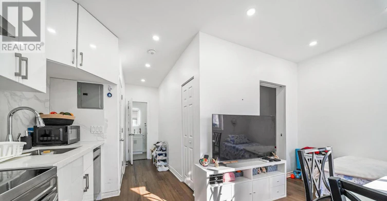 4-167 Dynevor Road, Toronto, ON, M6E 2J5 - 4